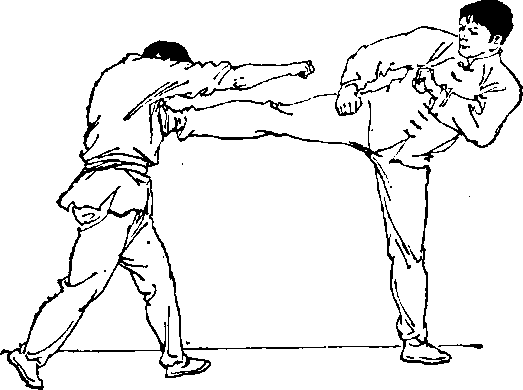 当进攻者以勾拳进攻时你可用一侧手做格挡防守用另一手手指端戳击进攻